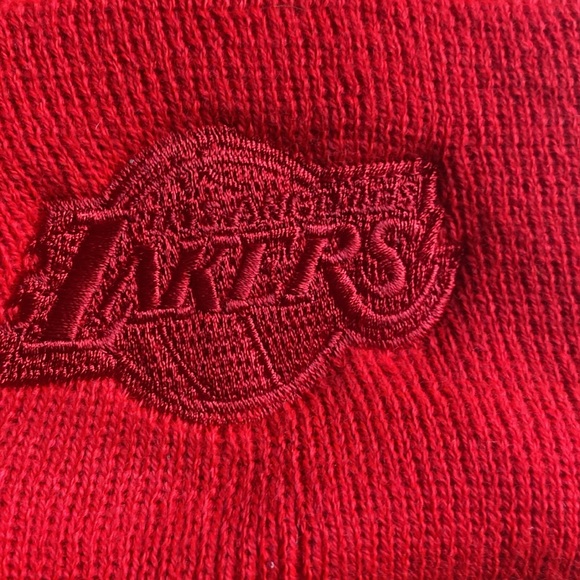 Adult red knitted beanie Basketball Lakers - Picture 2 of 4
